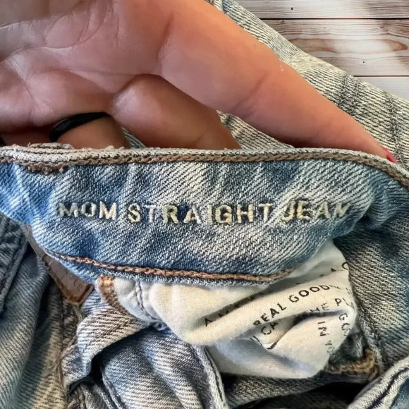 American Eagle Women's Size 2 Light Blue Distressed Mom Straight Jeans‎ - Picture 4 of 6